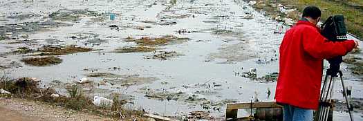 Las aguas residuales de origen industrial que derivan por L'Alqueressia-Azarbe son utilizadas para el riego de campos de arroz ocasionando un grave dao ambiental y un riesgo para la salud de las personas. La imagen de las aguas residuales en los campos de arroz, se tom el da 4 de diciembre de 2003 en pleno Parque Natural de la Albufera 