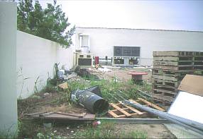 Obras realizadas sin licencia dentro de la reserva del Rac de lOlla en la Albufera de Valencia el 05-06-99.  (11767 bytes)