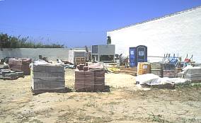 Obras realizadas sin licencia dentro de la reserva del Rac de lOlla en la Albufera de Valencia el 05-06-99.  (11023 bytes)