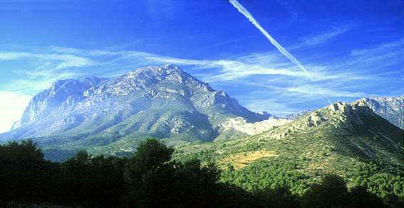El monte Puig Campana, a espaldas de Terra Mtica.