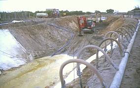 Lamentable aspecto del canal en construccin en fecha 20 de marzo del 2000(11005 bytes)