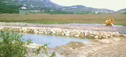 Imagen realizada el 20 de marzo del 2000 de uno de los tramos ya terminado. Al fondo el "Estany de Sant LLoren" o Lago de San Lorenzo (15931 bytes)