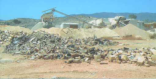 Residuos considerados tóxicos, que son depositados y posteriormente enterrados en la cantera denominada "Aridos Albertos S.L." en la localidad de Caudete. (23168 bytes)