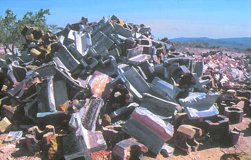 Más de 400 Tm de resíduos considerados tóxicos y muy tóxicos provenientes del desmantelamiento del horno de CRISNOVA han sido depositados en la Rambla (32674 bytes)