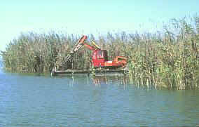 Imagen realizada el 11 de septiembre de 1999. Máquinas con flotadores son utilizadas para taponar los canales. 