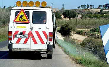 Imagen realizada el 23 de marzo de 2009 al vehículo de la Generalitt Valenciana, fumigando los márgenes de la calzada CV-416, en término municipal de CHIVA (Valencia).