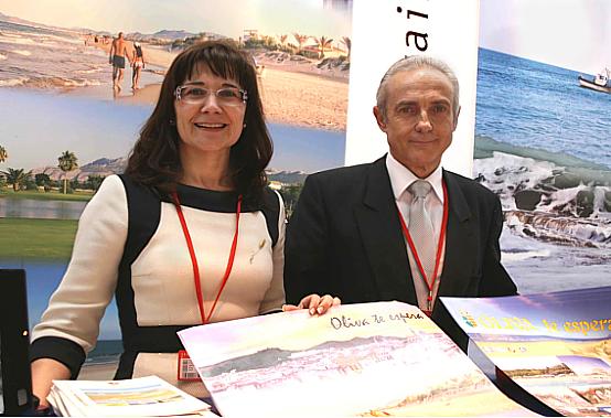 La alcaldesa de Oliva, Chelo Escrivà, junto al concejal de Turismo, Vicente Morera en FITUR