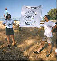 Miembros de la Asociacin dando a conocer la Campaa a los vecinos de Riba-Roja. Imagen realizada por A. Morales el 30 de julio de 1999 (9254 bytes)